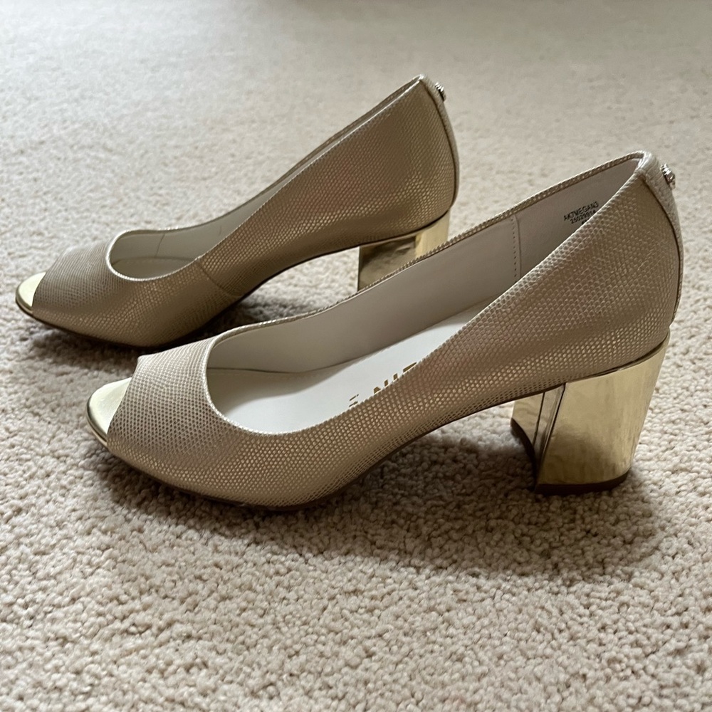 NWOT ANNE KLEIN GOLD PUMPS